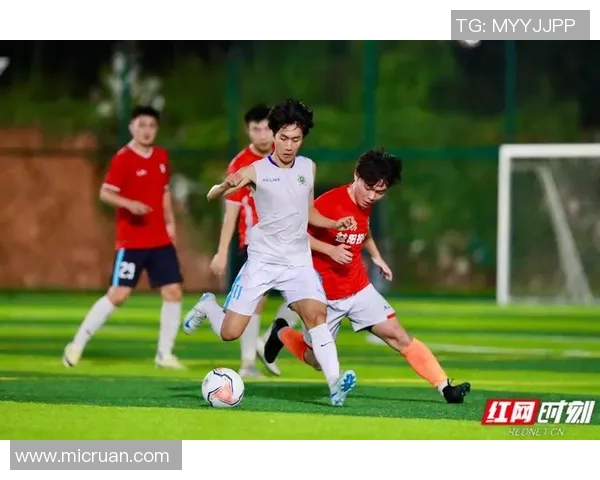 身高不高却技艺超群的足球明星们如何在绿茵场上创造辉煌